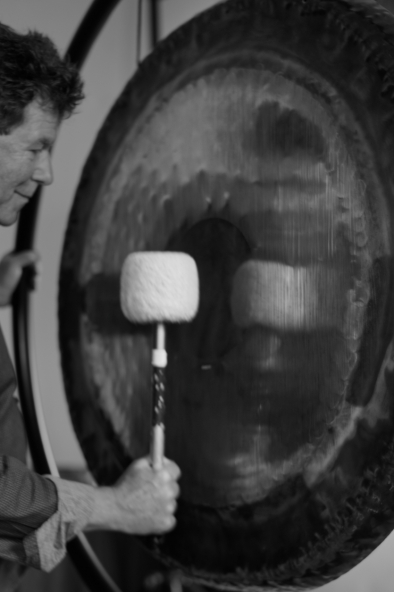 ©by Anke Hunscha - nur zur Ansicht auf dieser Webseite - Helmut C. Kaiser (Dipl. Sozialpäd., Musik und Bewegung) ist freiberuflich als Musiker, Rhythmiker, Dozent (u.a. Hochschule für Sozialwis- senschaft und Universität Regensburg., Musikpädagogik) und Instrumentenbau- er tätig.